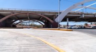 Policía municipal rescata a mujer que intentaba saltar de un puente en Chihuahua