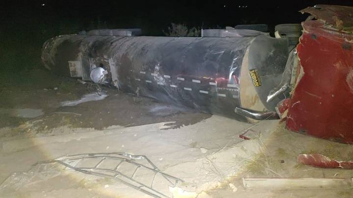 Vuelca pipa cargada con leche en La Laguna; no hubo lesionados