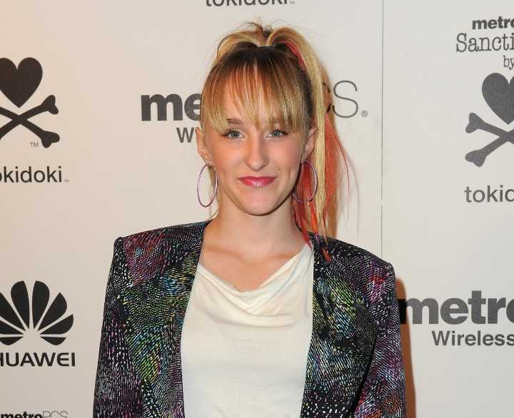 Young singer who toured with One Direction dies after being hit while riding scooter