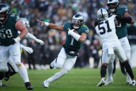 Jalen Hurts se recupera de su peor partido con 3 en triunfo de Eagles 31