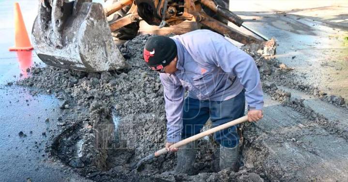Atienden fuga de agua en la colonia Moderna de Matamoros