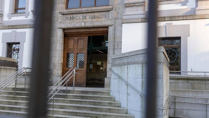 Prisión por robar la propina de un bar de Elviña, ‘donuts’ y un peluche