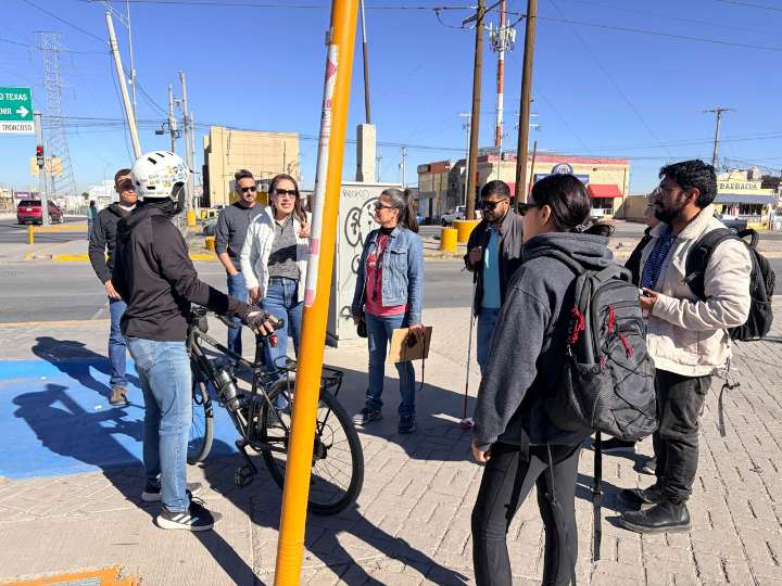 Ciudadanos y legisladoras buscan alternativas para mejorar tránsito peatonal en Las Torres