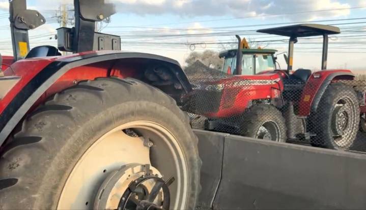 Bloquean campesinos autopista y Panamericana, en manifestación retomada, en Guanajuato