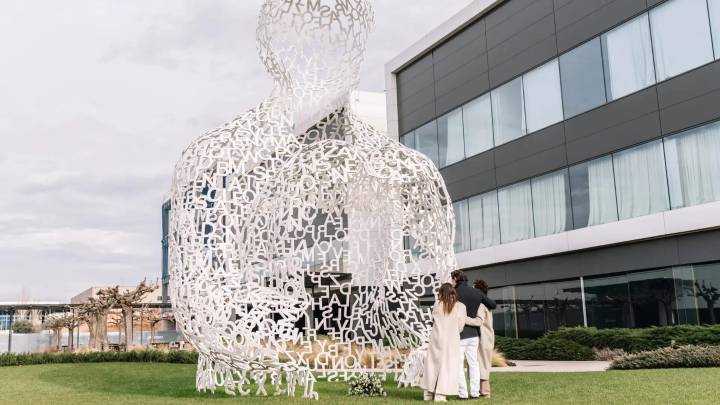 La familia de Isak Andic rinde homenaje al empresario en el primer aniversario de su muerte