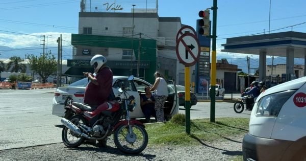 [URGENTE] Fuerte choque entre un auto y una moto en Av. Tavella: hay un herido