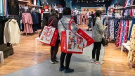 U.S. holiday shoppers shake off economic blues for online spending spree