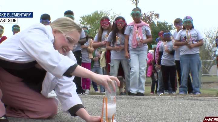 đ§Ş Science with Sarah: Soda bottle rockets! đĽ¤