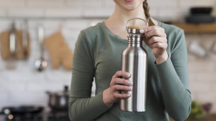 Cómo y cada cuánto tiempo debes lavar la botella reutilizable de agua para eliminar todas las bacterias