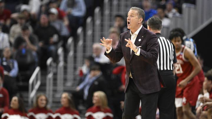 Arkansas basketball’s John Calipari addresses disrespectful gesture toward Louisville