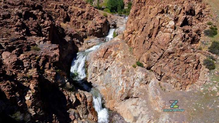 Los Saltillos: la cascada secreta del norte neuquino que sorprende a pasos de una antigua mina de oro