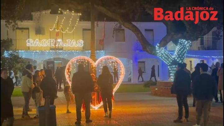 VÍDEO | Miles de personas colapsan la pedanía de Sagrajas durante el puente para ver su iluminación navideña