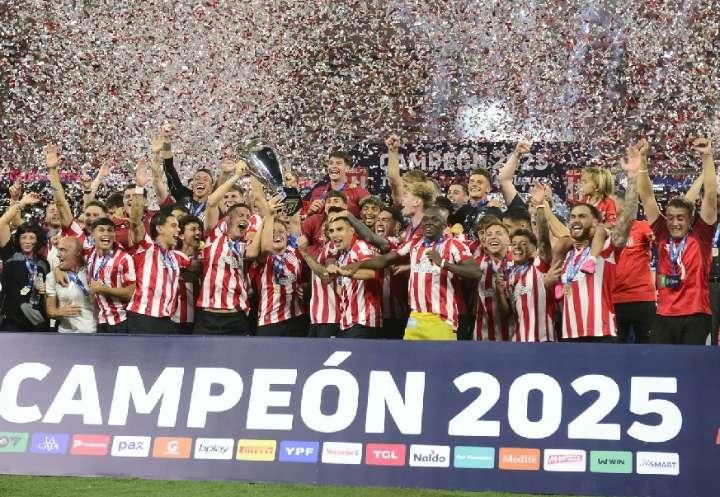 1-1 (4-5). Estudiantes empató sobre el final ante Racing y se coronó en los penaltis