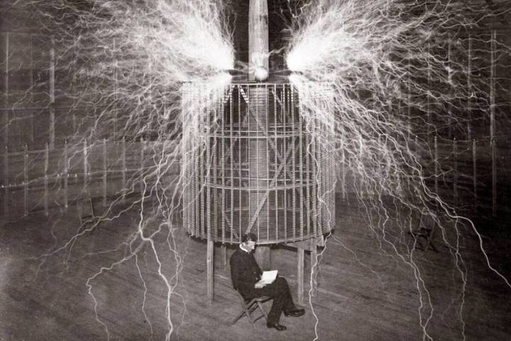 Lo primero que hizo Nikola Tesla tras inventar el "Rayo de la Muerte" fue simple: intentar venderla por 30 millones