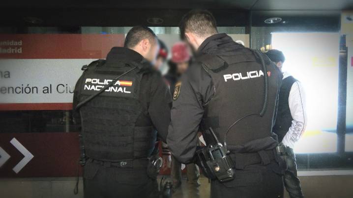 Patrulla con el GOR de la Policía Nacional por el Centro de Madrid de cara al fin de semana más transitado del año