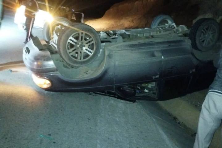 Encuentran camioneta volcada en el Camino Real; estaba abandonada