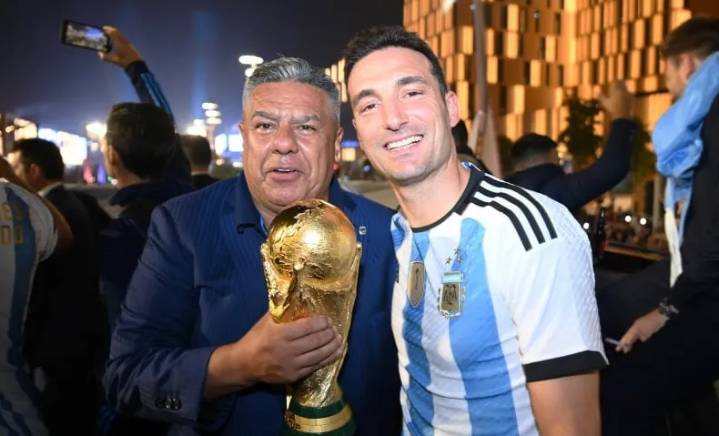 Claudio Tapia confirmó que ya negocian la renovación de Scaloni “hasta 2030”
