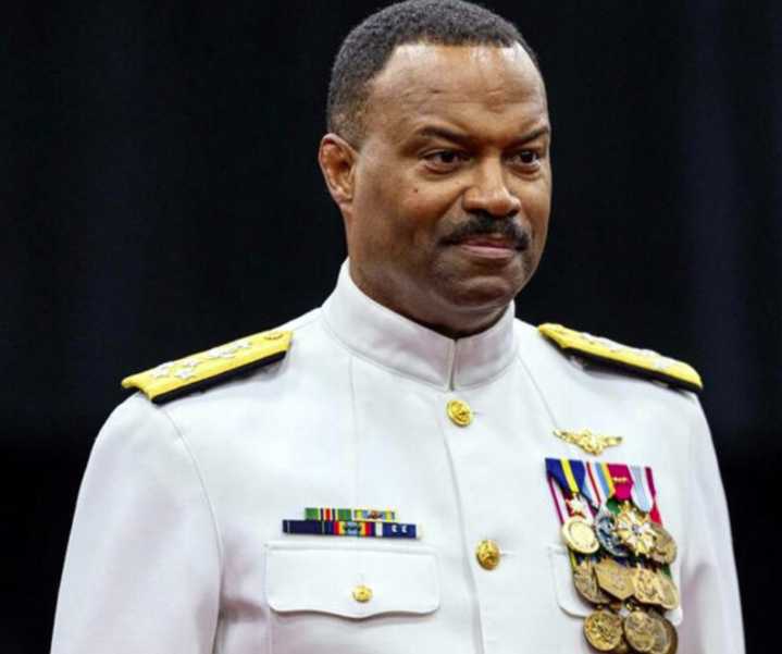 El comandante que supervisa las fuerzas estadounidenses en el Caribe renuncia al mando anticipadamente