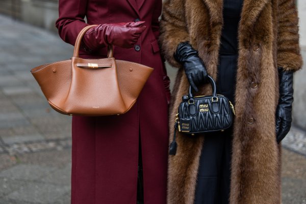 Guantes largos de piel: dónde encontrar el accesorio tendencia del invierno