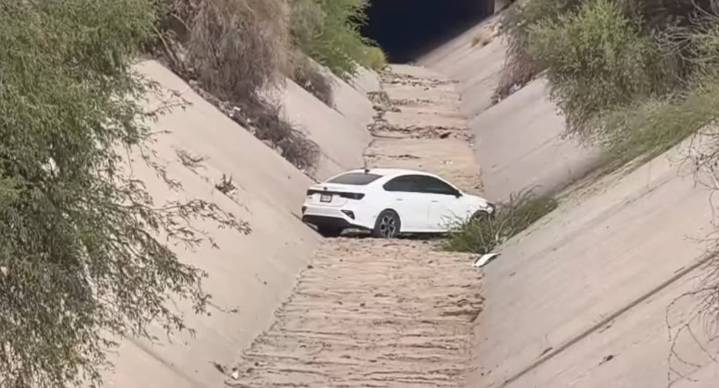 Cae conductor a canal pluvial tras choque por alcance al poniente de Hermosillo