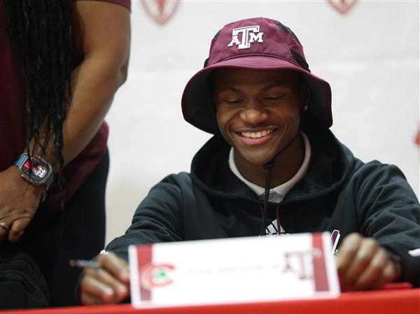 Central Catholic's Singleton, Fryzel excited for next step in careers after signing to top college football programs