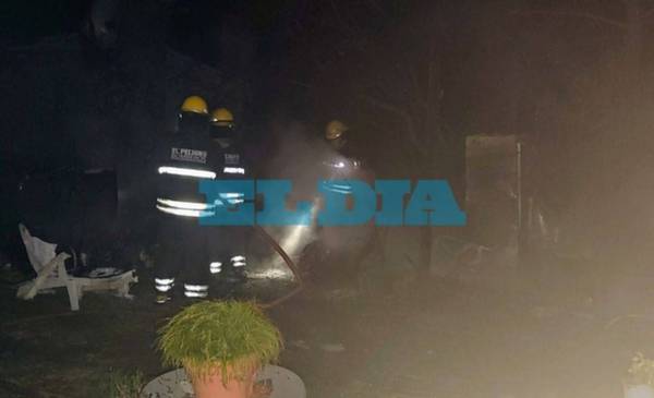 Incendio destruyó una casa y movilizó a dos dotaciones de bomberos en La Plata