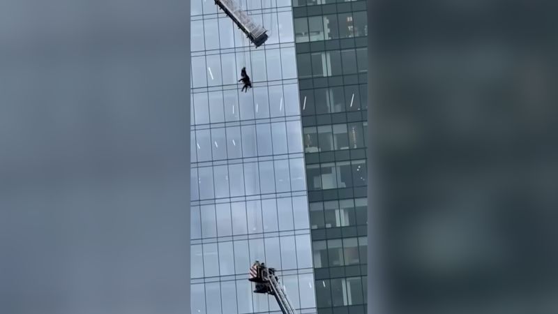 Limpiadores de ventanas quedaron colgados a 15 pisos del suelo