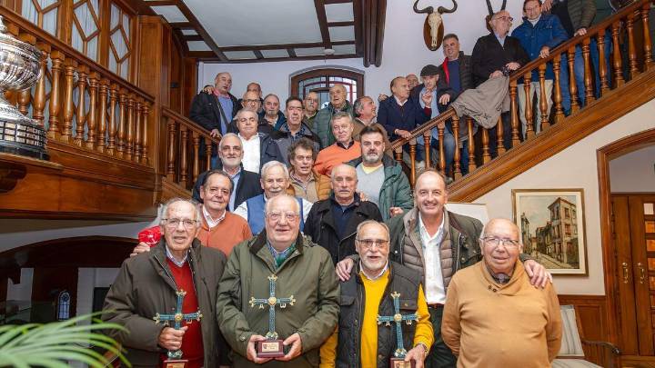 Reunidos bajo el "espíritu Cibeles": Veteranos del histórico club de hockey sobre patines, que ganó en 1980 la Copa del Rey, entregan en Oviedo su distinción anual