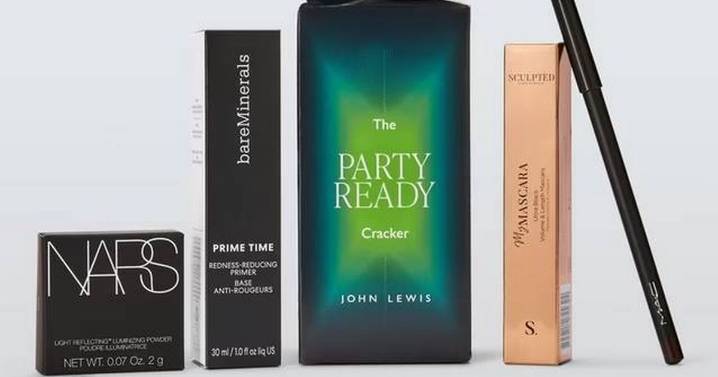 Beauty buffs snag 'perfect' £20 MAC eye pencil for £3 in Christmas gift deal