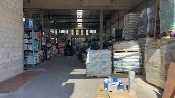 Ladrones entraron a robar a una distribuidora, destrozaron todo y se llevaron hasta las cajas navideñas de los empleados