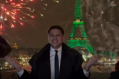 Investigan a un youtuber por lanzar fuegos artificiales frente a la Torre Eiffel