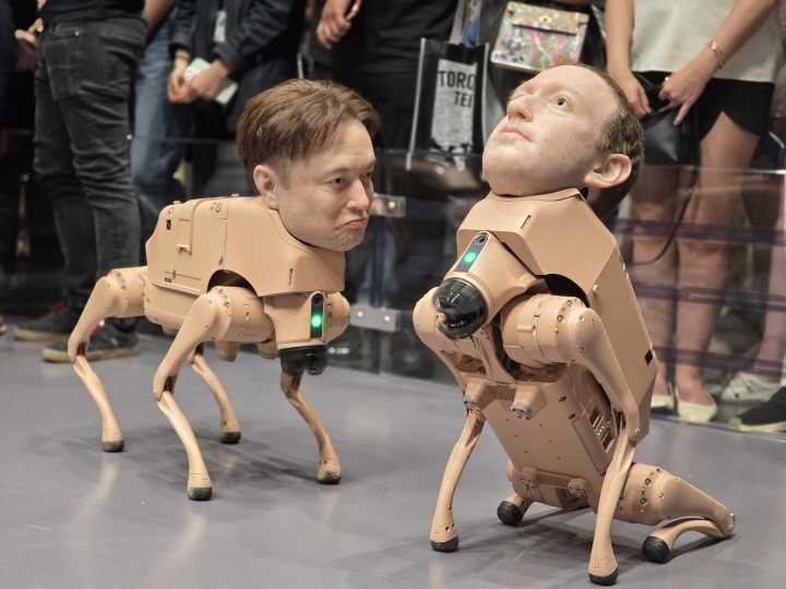 Perros robóticos con rostros de Musk y Zuckerberg en feria de arte