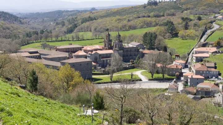 Este pueblo gallego esconde su particular e increíble Escorial y se suma a los más bonitos de España