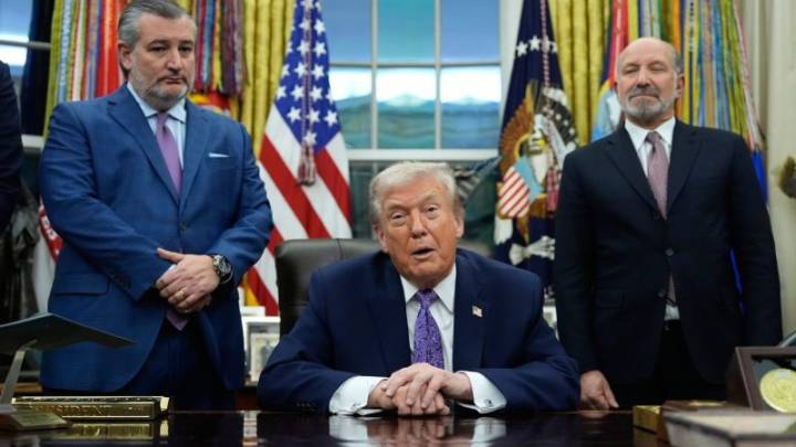 Trump signs order to fight state AI laws 