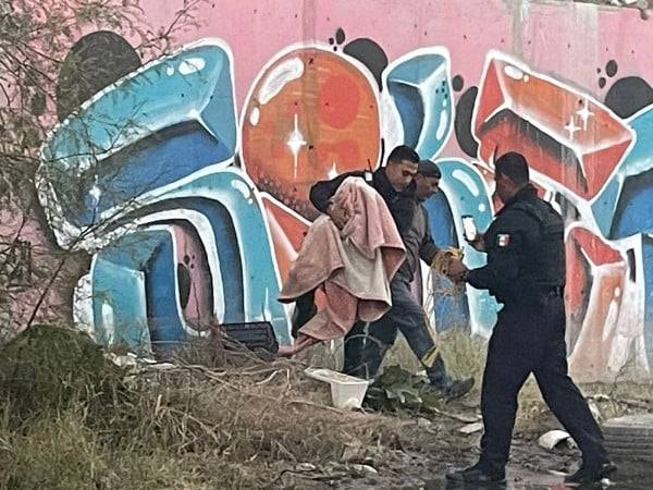 Perrito cae a canal; policías lo rescatan sano y salvo