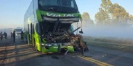 Tragedia en la Ruta 22: murió el chofer de un colectivo tras chocar contra un camión