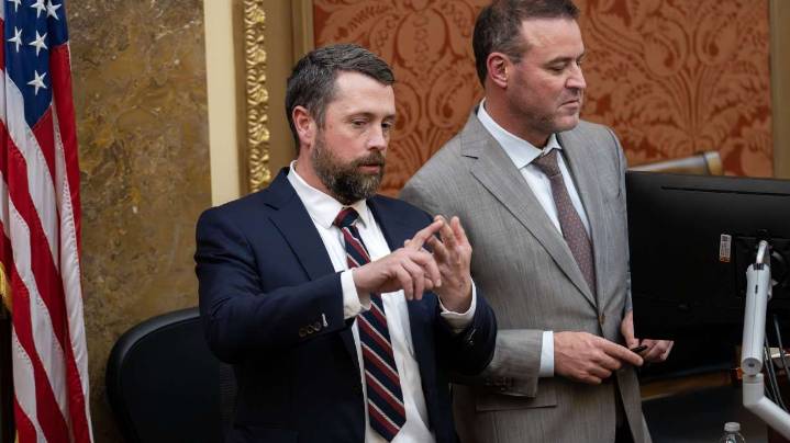 Legislature repeals union bargaining ban, extends timeline for redistricting appeal