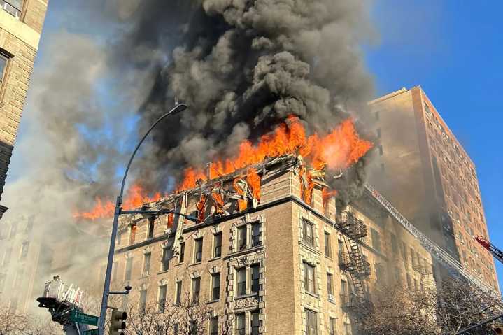 Incendio consume edificio de departamentos en Manhattan y deja tres heridos