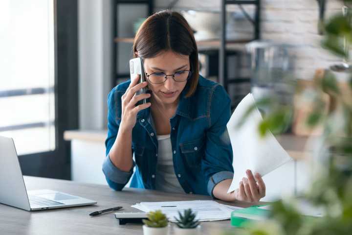 ¿Compras en línea? Aquí te explicamos cómo evitar estafas esta temporada navideña.