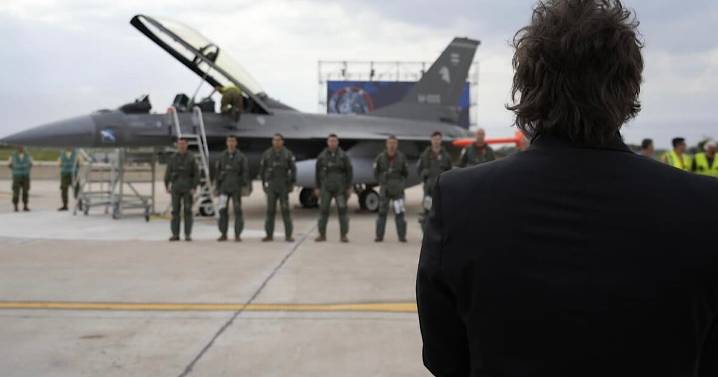 Milei presenta aviones de combate F-16 comprados en Dinamarca