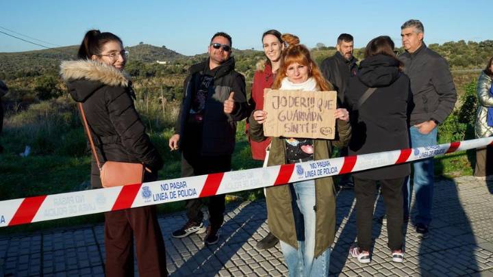 Los seguidores despiden a Robe Iniesta en Plasencia: "Forma parte de nuestra vida"