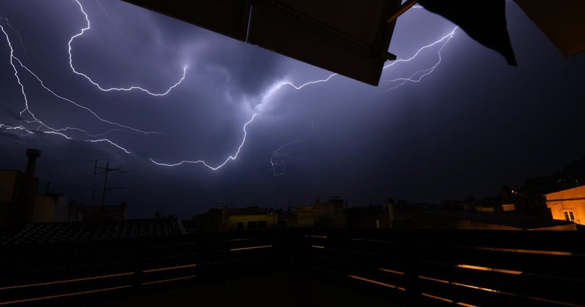 DMC emite aviso meteorológico para ocho regiones de Chile por probabilidad de tormentas eléctricas en algunos sectores