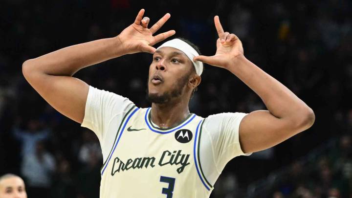 Bucks’ Myles Turner mercilessly puts Isaiah Stewart on poster