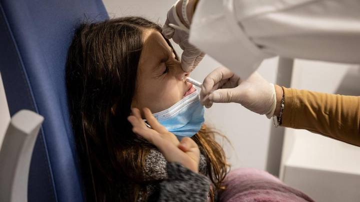 Segunda jornada de vacunación de la gripe sin cita en Zaragoza: "Hemos venido por si acaso, para evitar complicaciones"