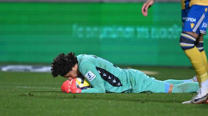 Sufre Guillermo Ochoa en Chipre le meten gol olímpico