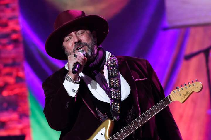 Country music star battling stage 4 cancer has emotional visit: ‘Love is in the air’