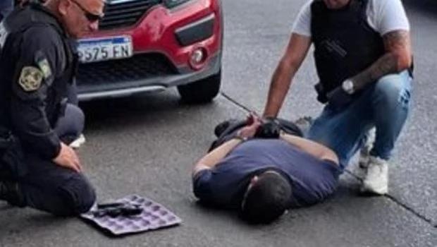 Una cámara de seguridad registró el momento en el que el ex policía de la Ciudad mató a un joven en Morón