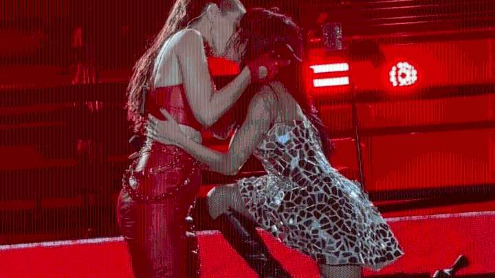 Escenario compartido. Natalia Oreiro, invitada de Lali Espósito en Uruguay: el encuentro que sellaron con un beso