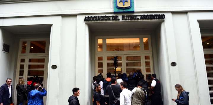 El escándalo de Sur Finanzas: allanamientos simultáneos en sedes de la AFA y 18 clubes de fútbol