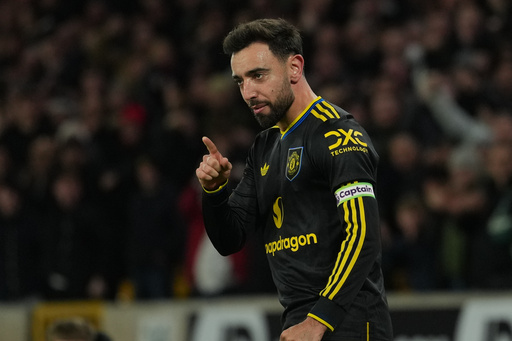 Two-goal Bruno Fernandes leads rampant Manchester United to 4